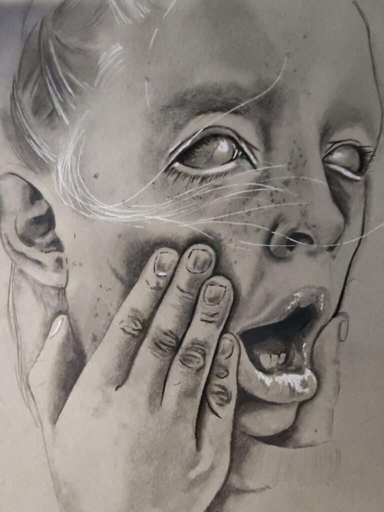 Porträt eines Mädchens mit aufgerissener Hand am Gesicht, gezeichnet in Grautönen – intensive künstlerische Darstellung mit Fokus auf Emotion