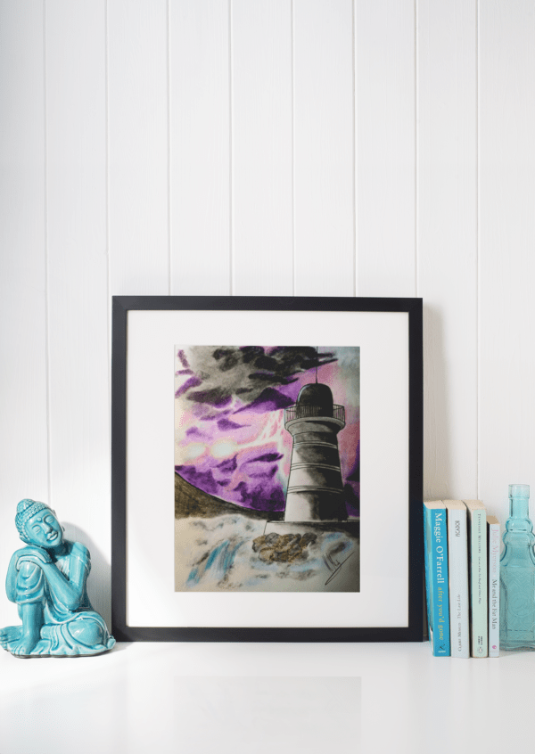 Druck eines Leuchtturms mit violettem Sturmhimmel und aufgewühltem Wasser – atmosphärisches Kunstwerk von Nia Moody 3