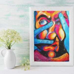 Druck eines farbstarken Gesichts mit blauen Händen, leuchtenden Farben und ausdrucksstarkem Blick – Kunstwerk von Nia Moody5