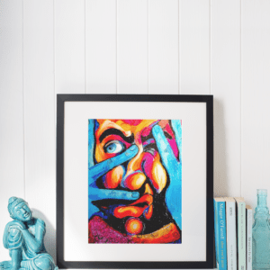 Druck eines farbstarken Gesichts mit blauen Händen, leuchtenden Farben und ausdrucksstarkem Blick – Kunstwerk von Nia Moody3