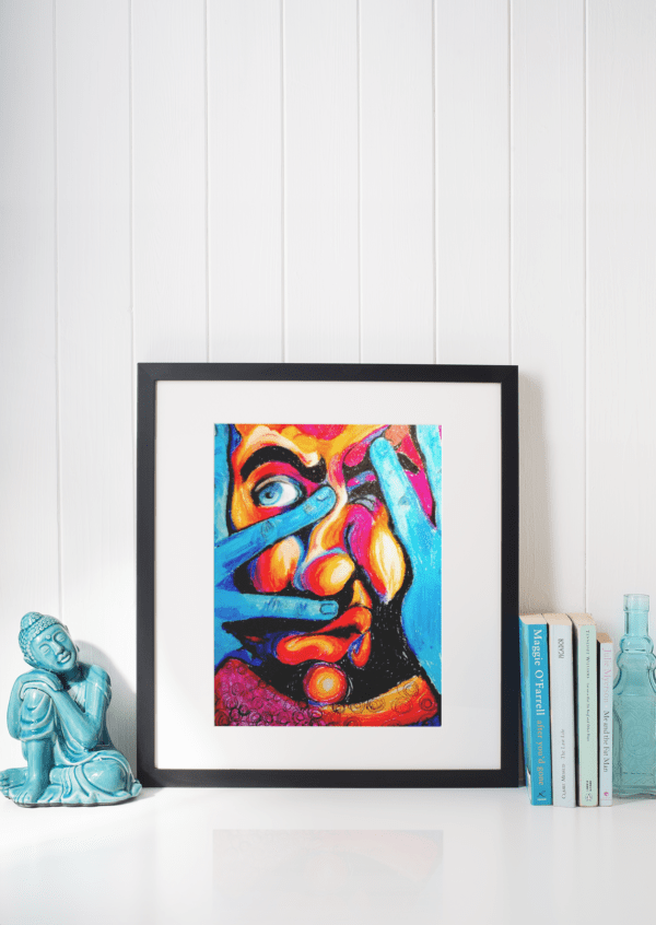 Druck eines farbstarken Gesichts mit blauen Händen, leuchtenden Farben und ausdrucksstarkem Blick – Kunstwerk von Nia Moody3