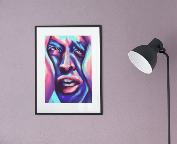 Digitales Porträt eines Gesichts in Blau, Pink und Violett - emotionale Kunst von Jasmin Moody5