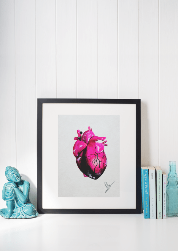 Anatomisch korrektes Herz in Pink- und Violetttönen auf hellem Hintergrund - Kunstdruck von Jasmin Moody5