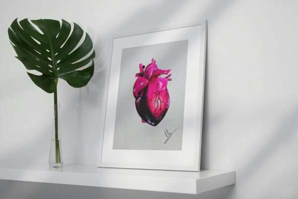 Anatomisch korrektes Herz in Pink- und Violetttönen auf hellem Hintergrund - Kunstdruck von Jasmin Moody4