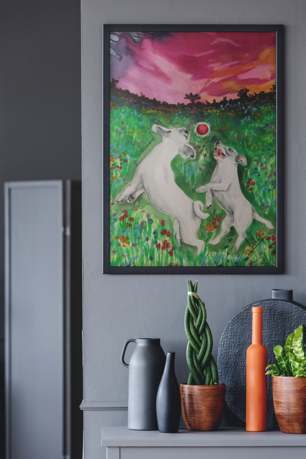 Druck zweier weißer Hunde beim Spielen auf einer bunten Blumenwiese mit Sonnenuntergang – Kunstwerk von Nia Moody7