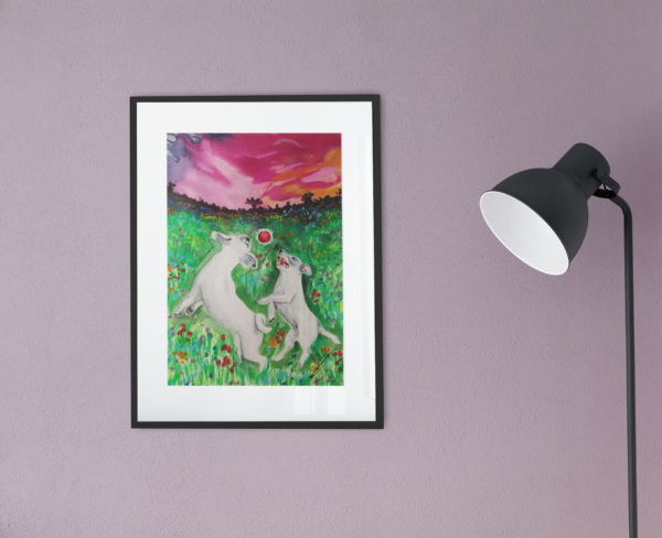Druck zweier weißer Hunde beim Spielen auf einer bunten Blumenwiese mit Sonnenuntergang – Kunstwerk von Nia Moody6