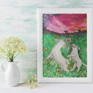Druck zweier weißer Hunde beim Spielen auf einer bunten Blumenwiese mit Sonnenuntergang – Kunstwerk von Nia Moody5
