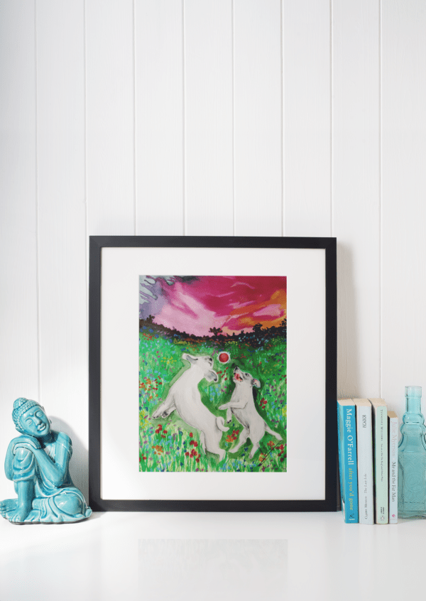 Druck zweier weißer Hunde beim Spielen auf einer bunten Blumenwiese mit Sonnenuntergang – Kunstwerk von Nia Moody3