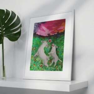 Druck zweier weißer Hunde beim Spielen auf einer bunten Blumenwiese mit Sonnenuntergang – Kunstwerk von Nia Moody2