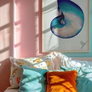 Druck einer spiralförmigen Muschel mit türkisen, blauen und rosafarbenen Nuancen – Kunstwerk von Nia Moody8