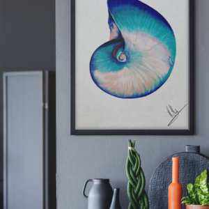 Druck einer spiralförmigen Muschel mit türkisen, blauen und rosafarbenen Nuancen – Kunstwerk von Nia Moody7