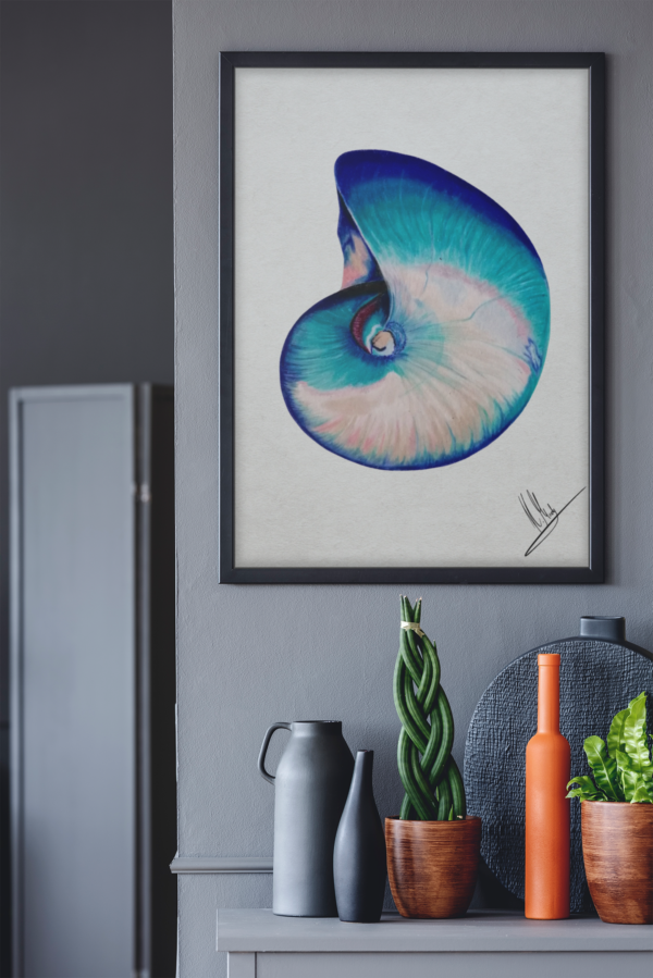 Druck einer spiralförmigen Muschel mit türkisen, blauen und rosafarbenen Nuancen – Kunstwerk von Nia Moody7
