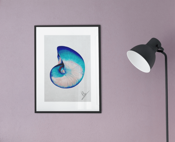 Druck einer spiralförmigen Muschel mit türkisen, blauen und rosafarbenen Nuancen – Kunstwerk von Nia Moody6