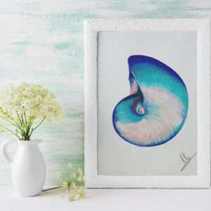 Druck einer spiralförmigen Muschel mit türkisen, blauen und rosafarbenen Nuancen – Kunstwerk von Nia Moody5