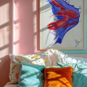 Druck „Lobster Splash“ – Roter Hummer auf blauer Splash-Bewegung von Nia Moody8