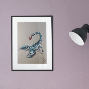 Druck eines blauen Skorpions mit rotem Stachel auf grauem Hintergrund – Kunstwerk von Nia Moody6