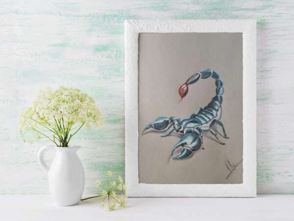 Druck eines blauen Skorpions mit rotem Stachel auf grauem Hintergrund – Kunstwerk von Nia Moody5