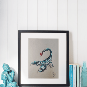 Druck eines blauen Skorpions mit rotem Stachel auf grauem Hintergrund – Kunstwerk von Nia Moody3