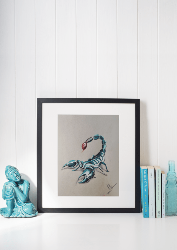 Druck eines blauen Skorpions mit rotem Stachel auf grauem Hintergrund – Kunstwerk von Nia Moody3