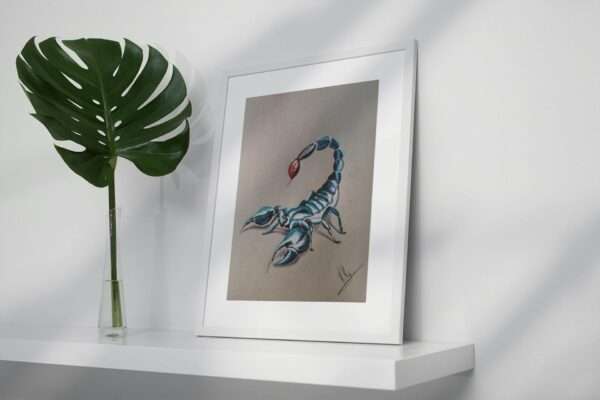 Druck eines blauen Skorpions mit rotem Stachel auf grauem Hintergrund – Kunstwerk von Nia Moody2