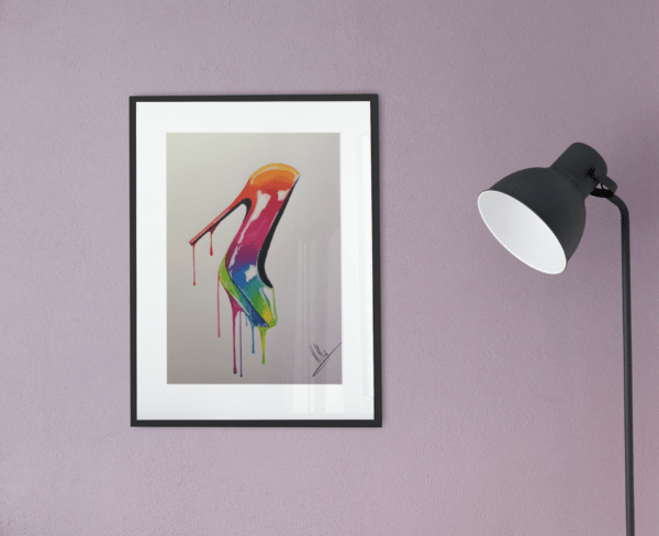 Druck eines farbstarken High Heels mit tropfendem Regenbogenverlauf – Kunstwerk von Nia Moody4