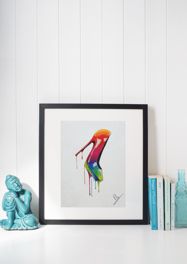 Druck eines farbstarken High Heels mit tropfendem Regenbogenverlauf – Kunstwerk von Nia Moody10