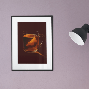 Digitaler Druck einer transparenten Teetasse mit Pyramidenbeutel und warmem Licht – Kunst von Jasmin Moody6