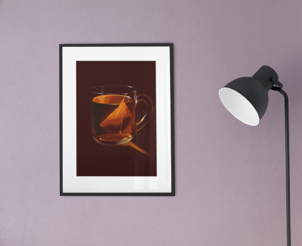 Digitaler Druck einer transparenten Teetasse mit Pyramidenbeutel und warmem Licht – Kunst von Jasmin Moody6
