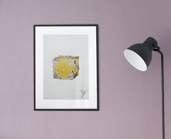 Druck eines fotorealistischen Eiswürfels mit eingefrorener Zitronenscheibe – Kunstwerk von Nia Moody9