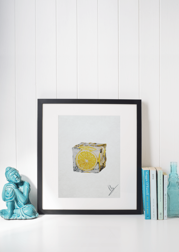 Druck eines fotorealistischen Eiswürfels mit eingefrorener Zitronenscheibe – Kunstwerk von Nia Moody6