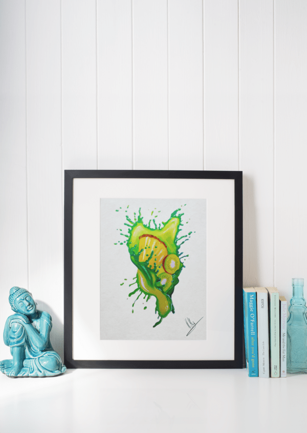 Druck tropischer Früchte mit Splash in Grün und Gelb – Kiwi und Ananas als farbenfrohes Kunstwerk von Nia Moody3