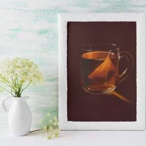 Digitaler Druck einer transparenten Teetasse mit Pyramidenbeutel und warmem Licht – Kunst von Jasmin Moody54