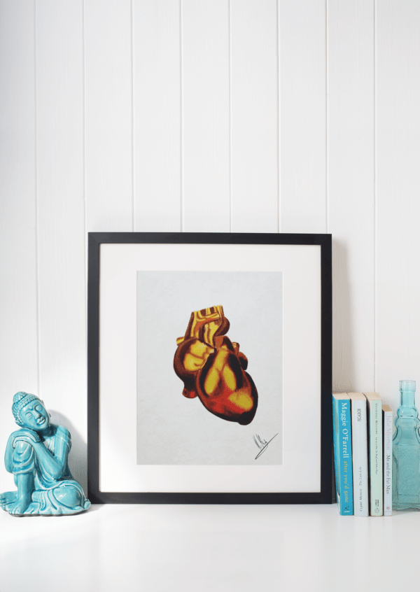 Druck eines anatomischen Herzens in goldgelben und rötlich-braunen Tönen – Kunstwerk von Nia Moody3