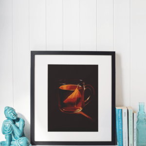 Digitaler Druck einer transparenten Teetasse mit Pyramidenbeutel und warmem Licht – Kunst von Jasmin Moody3