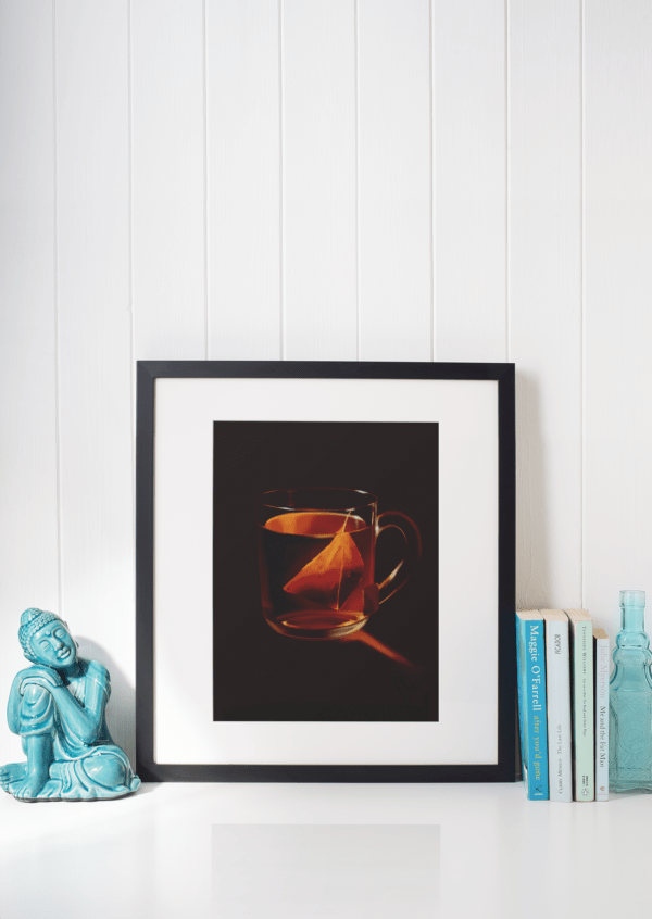 Digitaler Druck einer transparenten Teetasse mit Pyramidenbeutel und warmem Licht – Kunst von Jasmin Moody3
