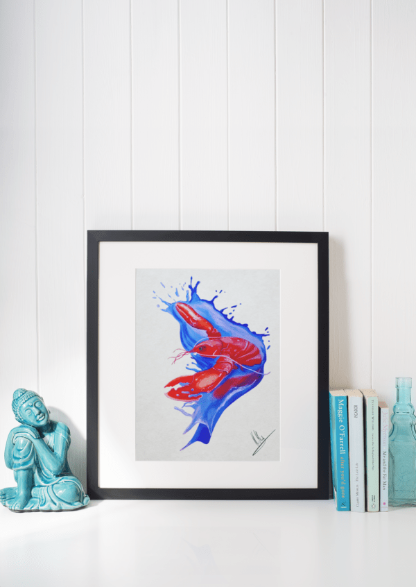 Druck „Lobster Splash“ – Roter Hummer auf blauer Splash-Bewegung von Nia Moody+9